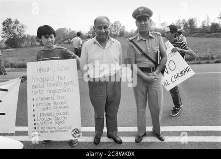 Lombardia, Italia, manifestazione contro la centrale a carbone di Tavazzano (giugno 1985) Foto Stock