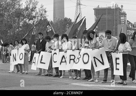 Lombardia, Italia, manifestazione contro la centrale a carbone di Tavazzano (giugno 1985) Foto Stock