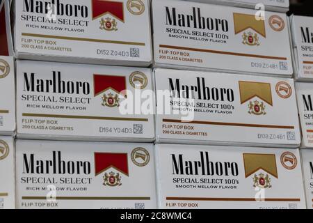 Indianapolis - circa Luglio 2020: Marlboro Cigarette display. Marlboro è un prodotto del gruppo Altria. Foto Stock