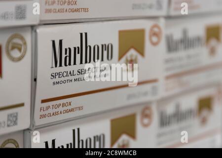 Indianapolis - circa Luglio 2020: Marlboro Cigarette display. Marlboro è un prodotto del gruppo Altria. Foto Stock