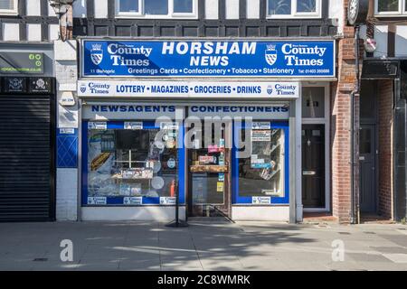 news agenti negozio nel centro di horsham west sussex Foto Stock