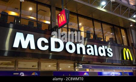 Tokyo, Giappone - 6 aprile 2015. Cartello del ristorante McDonald's. McDonald's è un'azienda americana di fast food Foto Stock