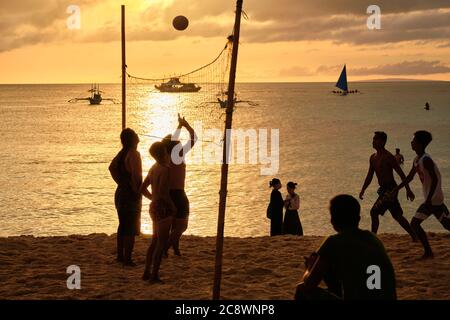 Boracay, Filippine - 23 gennaio 2020: Tramonto sull'isola di Boracay. Gli abitanti del posto giocano a Beach volley al tramonto Foto Stock