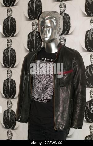 Medzilaborce Slovacchia 04 giugno 2020 Andy Warhol Museo di Arte moderna la biografia e il ritratto dell'artista sulla stessa t-shirt. La giacca Warhol. Foto Stock