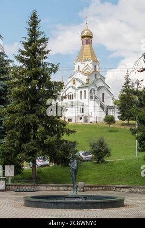 Chiesa Ortodossa dello Spirito Santo, Medzilaborce, Slovacchia 04 giugno 2020 di fronte all'edificio si trova la statua di Andy Warhol. Foto Stock