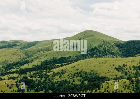 View of a beautiful mountain range in summer time Foto Stock