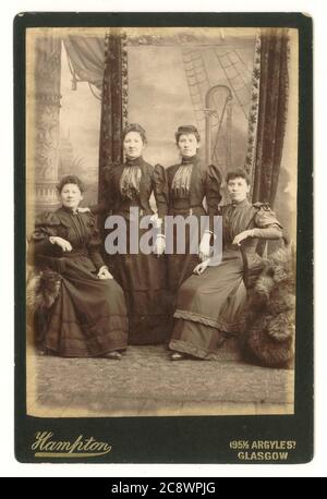 Scheda vittoriana del gabinetto di quattro donne possibilmente collegate, con lo sfondo elaborato, circa 1894, studio Hampton, Argyle St. Glasgow, Scozia, Regno Unito Foto Stock