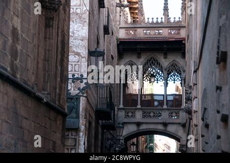 Pont del Bisbe costruito nel 1928 da Joan Rubió a Barcellona, in Spagna, ponte in stile fiammeggiante che attraversa Carrer Bisbe nel quartiere gotico. Foto Stock