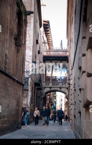 Pont del Bisbe costruito nel 1928 da Joan Rubió a Barcellona, in Spagna, ponte in stile fiammeggiante che attraversa Carrer Bisbe nel quartiere gotico. Foto Stock
