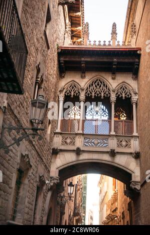 Pont del Bisbe costruito nel 1928 da Joan Rubió a Barcellona, in Spagna, ponte in stile fiammeggiante che attraversa Carrer Bisbe nel quartiere gotico. Foto Stock
