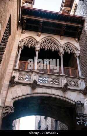 Pont del Bisbe di Joan Rubió a Barcellona, in Spagna, in un ponte in stile fiammeggiante che attraversa Carrer Bisbe nel quartiere Gotico, in Spagna. Foto Stock