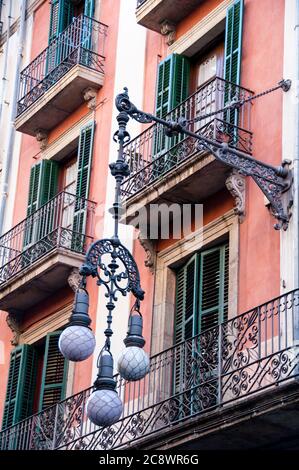 Luci a tre luci a sospensione nel quartiere gotico medievale di Barcellona, Spagna. Foto Stock