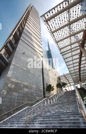 MILANO, ITALIA - 11 marzo 2014: Ingresso a piazza Gae Aulenti, il nuovo quartiere finalistico di porta Garibaldi costruito per l'EXPO, sullo sfondo il top Foto Stock