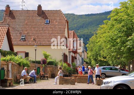 11 2020 luglio - Rhodt unter Rietburg in der Pfalz, Germania: Strada storica a Rhodt Rietburg, Germania Foto Stock