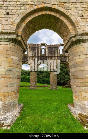 Le colonne di pietra della navata in rovina di Buildwas Abbey, Shropshire, Inghilterra Foto Stock