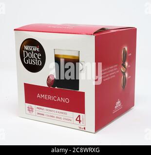 Reading, Regno Unito - Luglio 13 2020: Una scatola di cialde Nescafe Dolce gusto Americano Flavored Coffee Machine Foto Stock