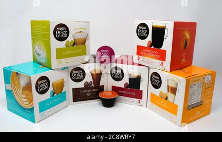 Reading, Regno Unito - Luglio 13 2020: Una selezione di scatole di cialde di caffè al gusto di Nescafe Dolce gusto Foto Stock