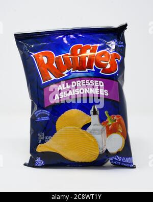 Reading, Regno Unito - Luglio 13 2020: Un pacchetto di Ruffles All Dressesd Crisps dal Canada Foto Stock