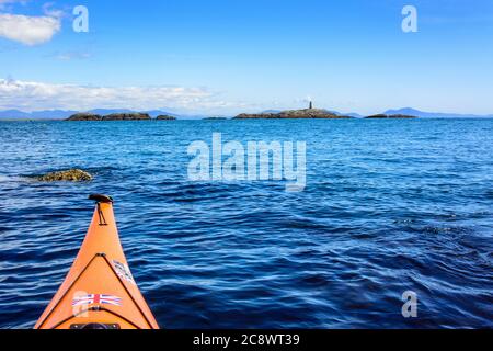 Kayak in mare a Rhoscolyn Beacon al largo della costa anglesey, Galles del Nord, Regno Unito Foto Stock