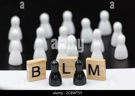 Scena simbolica per Black Live Matters mostrato con pezzi di gioco Foto Stock