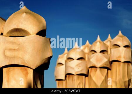 BARCELLONA, SPAGNA - 09 febbraio 2009: Dettaglio dei camini sul tetto di Casa Mila (la Pedrera) , progettato dall'architetto Antonio Gaudi,Barcellona, Catalogna, Foto Stock