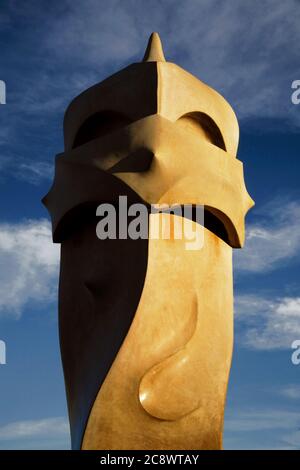 BARCELLONA, SPAGNA - 09 febbraio 2009: Vista verticale di uno dei famosi camini sul tetto di Casa Mila (la Pedrera) illuminato dalla luce solare dorata. Designato Foto Stock