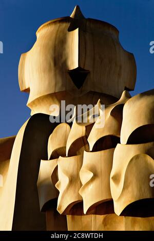 BARCELLONA, SPAGNA - Feb 09, 2009: Dettaglio delle famose torri di ventilazione sul tetto e dei camini di Casa Mila illuminati dalla luce solare dorata (la Pedrera) de Foto Stock