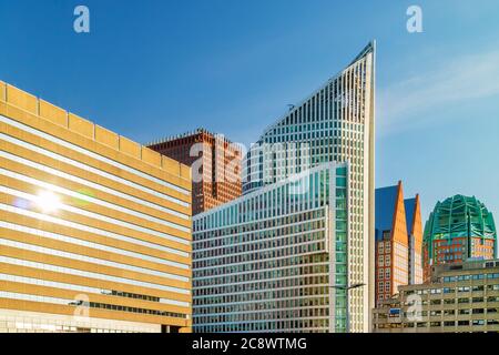 Ufficio contemporaneo e gli edifici governativi nel centro della città dell'Aia, Paesi Bassi Foto Stock