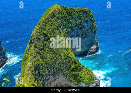 Bella spiaggia di Klingking e rocce sull'isola di Nusa Penida vicino all'isola di Bali in Indonesia, foto di paesaggio di spiaggia di Klingking a nusa Peni Foto Stock