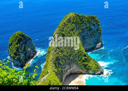 Bella spiaggia di Klingking e rocce sull'isola di Nusa Penida vicino all'isola di Bali in Indonesia, foto di paesaggio di spiaggia di Klingking a nusa Peni Foto Stock