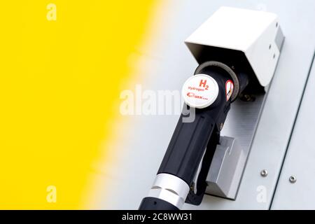 Elsfarth, Germania. 23 luglio 2020. L'iscrizione 'H2' si trova su un rubinetto di un impianto di produzione di idrogeno di PECORA nel distretto di Huntorf. Credit: Hauke-Christian Dittrich/dpa/Alamy Live News Foto Stock
