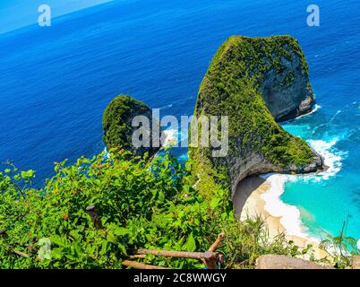 Bella spiaggia di Klingking e rocce sull'isola di Nusa Penida vicino all'isola di Bali in Indonesia, foto di paesaggio di spiaggia di Klingking a nusa Peni Foto Stock