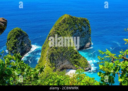 Bella spiaggia di Klingking e rocce sull'isola di Nusa Penida vicino all'isola di Bali in Indonesia, foto di paesaggio di spiaggia di Klingking a nusa Peni Foto Stock