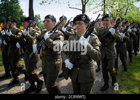 RIVAROLO, ITALIA - 5 MAGGIO 2009: Parata di un plotone armato durante la XXVI riunione militare degli artiglierimi italiani Foto Stock