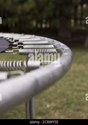 Messa a fuoco selettiva verticale di un trampolino nel parco Foto Stock