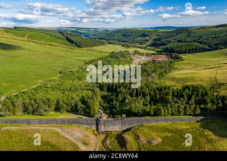 Vista aerea di un serbatoio vuoto con vecchia parete della diga (Upper Neuadd Reservoir, Brecon Beacons, Galles) Foto Stock