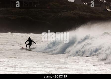 Garrettstown, Cork, Irlanda. 27 luglio 2020. David Laurence Quinn rimanere davanti all'onda durante la tempesta turbolenta come le condizioni a Garrettstown, Co. Cork, Irlanda. - credito; David Creedon / Alamy Live News Foto Stock