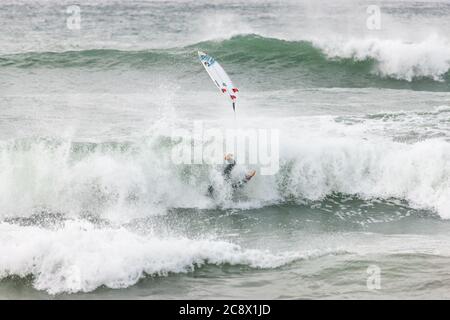 Garrettstown, Cork, Irlanda. 27 luglio 2020. Carlos Amaya di Crosshaven è stato rovesciato dalle onde nella tempesta turbolenta come le condizioni a Garrettstown, Co. Cork, Irlanda. - credito; David Creedon / Alamy Live News Foto Stock