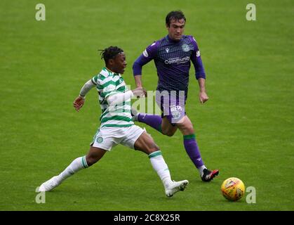 Il Karamoko Dembele di Celtic (a sinistra) in azione durante la partita pre-stagione amichevole al Celtic Park, Glasgow. Foto Stock