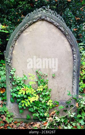 Tomba di pietra tombale vuota di una recente sepoltura funeraria in un vecchio cimitero con spazio di copia per Halloween laparone orrore morte sfondi stock foto Foto Stock