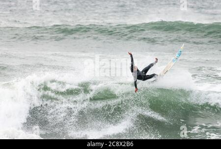 Garrettstown, Cork, Irlanda. 27 luglio 2020. Carlos Amaya di Crosshaven è stato rovesciato dalle onde nella tempesta turbolenta come le condizioni a Garrettstown, Co. Cork, Irlanda. - credito; David Creedon / Alamy Live News Foto Stock