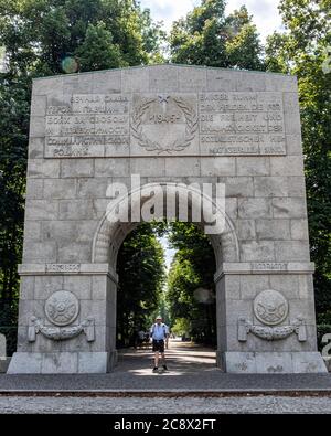 Grande ingresso ad arco al memoriale della Guerra Sovietica nel Parco Treptow, Berlino, Germania Foto Stock