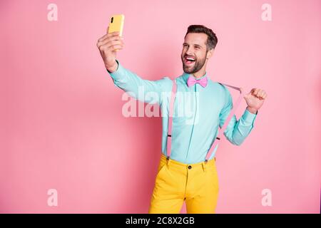 Ritratto della sua bella allegra allegra allegra eleganza di classe felice ragazzo brunetto divertente prendendo selfie tirando suspender avere videochiamata divertente Foto Stock