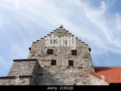 Le pareti in pietra, il rood e l'orologio, Chiesa di Sankt Nicolai. Finestre, finestre strette. Foto Stock