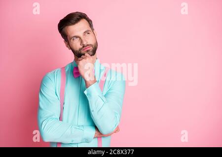 Foto di bel ragazzo tendenza vestiti guardare lato su vuoto braccio di volo space imagination sul mento persona creativa indossare camicia fascette di fissaggio isolate Foto Stock