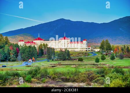 BRETTON WOODS, NH - OTTOBRE 2015: Omni Mount Washington Resort dispone di un ristorante, bar, giardino ed è una famosa attrazione turistica. Foto Stock