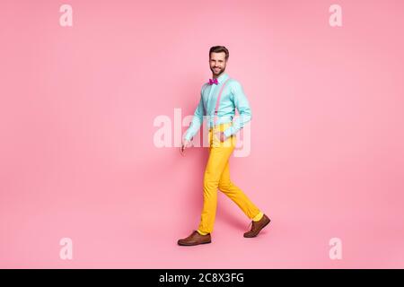 Vista a tutta lunghezza del corpo del suo bell'attraente elegante contenuto alla moda allegro allegria luminoso ragazzo bearded artista camminare scena di scena mc Foto Stock