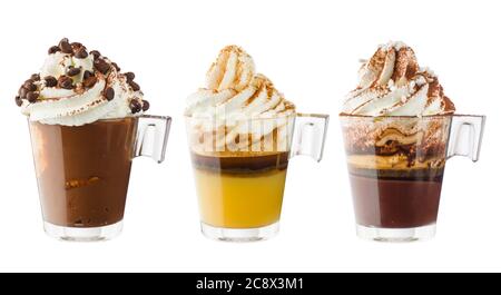 Raccolta di tazze di caffè con panna montata, isolate su bianco. Foto Stock