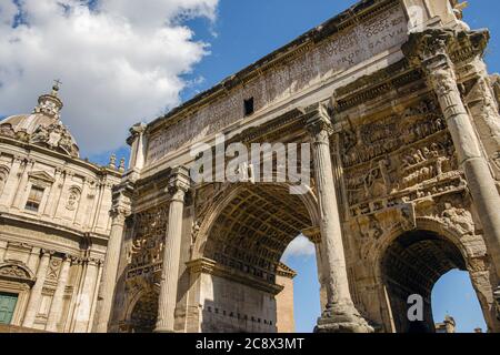 Arco di Severo e Tempio di Saturno, Foro Romano, Roma, Italia Foto Stock