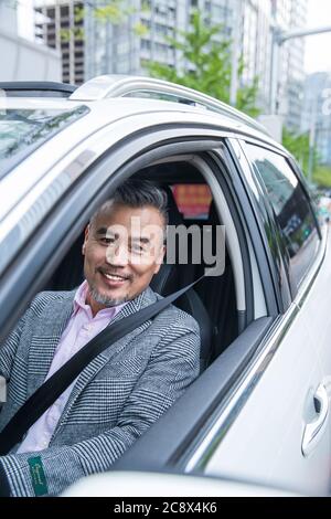 Uomo di mezza età e anziano nel settore automobilistico Foto Stock